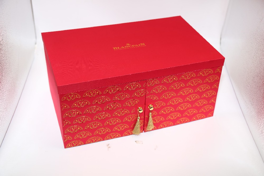 廣州包裝盒印刷廠- 專業(yè)印刷 以客戶為中心 文案5： 我們廣州包裝盒印刷廠引以為傲的是提供以客戶為中心的專業(yè)印刷服務(wù)。我們的目標(biāo)是要改善客戶的商業(yè)價值和品牌影響力。聯(lián)系我們了解更多詳情。